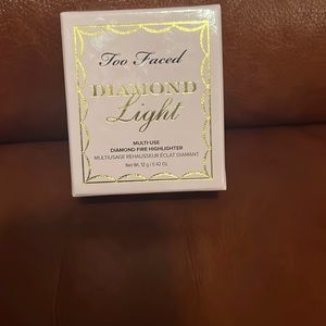 Too Faced
DIAMOND light 
MULTI-USE highlighter
Net Wt. 12 g / 0.42 Oz.